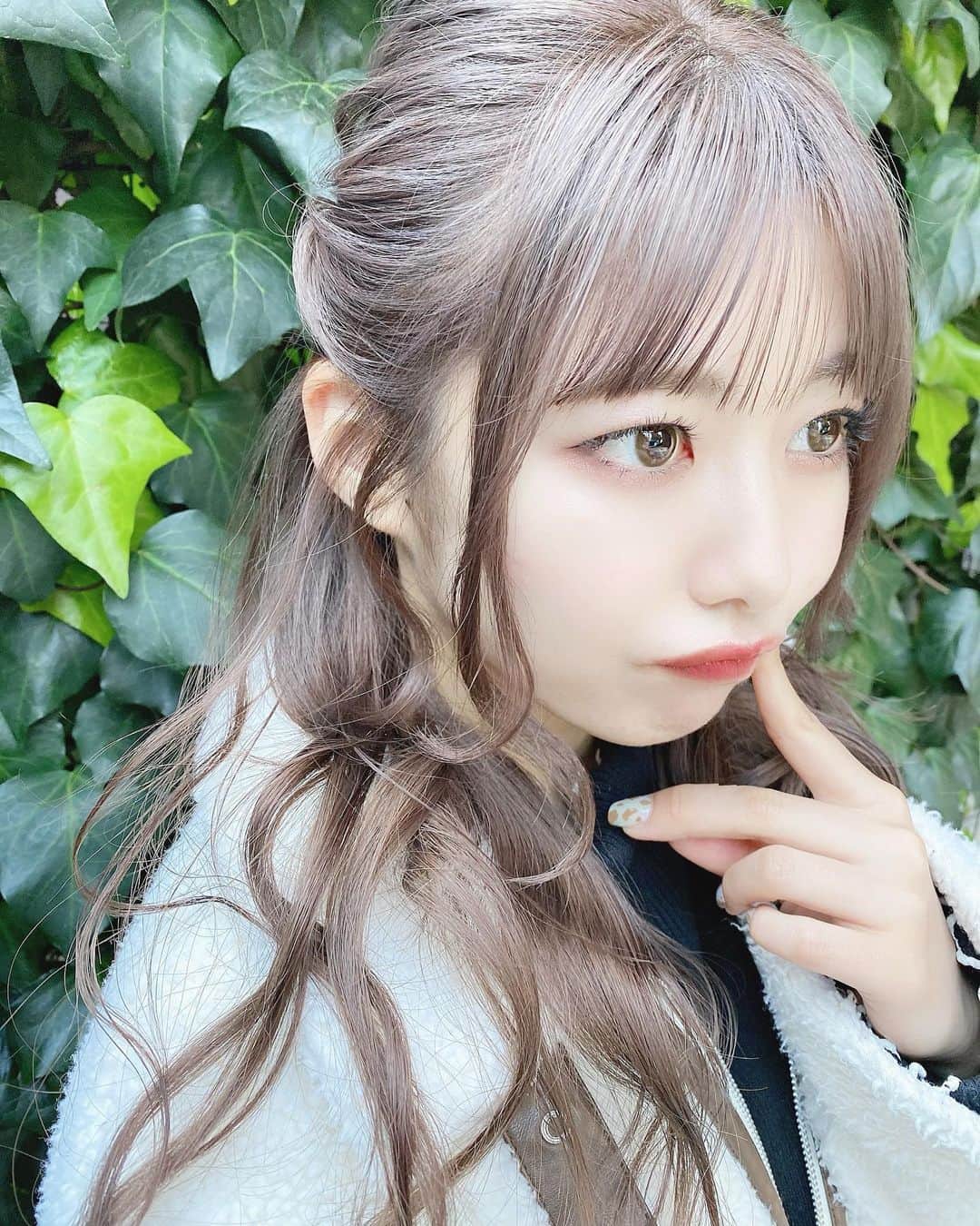 のインスタグラム：「🤍﻿ ﻿ げんげんさんに染めて前髪カットしていただきました〜❤︎﻿ トリートメントもしてもらってサラサラ¨̮﻿ ﻿ #ジュディカラー　しました﻿ 色可愛すぎる☺️❤︎﻿ ﻿ ﻿ ﻿ ﻿」