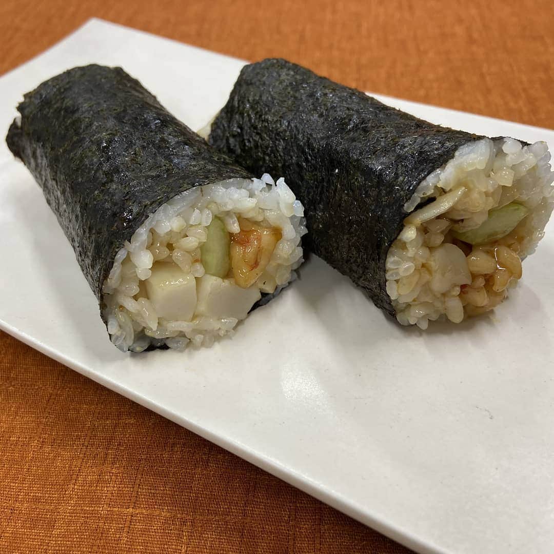 毎日放送「ちちんぷいぷい」のインスタグラム：「✱ 金曜キッチン プロにわがまま  ムチャムーチョ🌵🍴   1月15日☀️ 本日のムチャブリは、 “中華の巻き寿司！” ・ 王先生が “中華風海鮮巻き” でムチャブリを解決💡 ✱ ー材料ー （３本分） 海老・・・８０ｇ ホタテ・・・８０ｇ ゆり根・・・３０ｇ 海苔・・・３枚 ご飯・・・３６０ｇ きゅうり・・・１本   サラダ油・・・適量 しょうが・・・３ｇ 豆板醤・・・５ｇ 塩・・・４ｇ さとう・・・４ｇ 米酢・・・９ｇ   水溶き片栗粉(粉３ｇ:水６ｇ)   ☆ 酒・・・５ｇ 鶏ガラスープ・・・３０ｇ しょうゆ・・・１６ｇ さとう・・・２ｇ コショウ・・・適量 ゴマ油・・・５ｇ   ー作り方ー 【下準備】 Ａ：海老は殻をむいて背ワタをとり、小さく切る。ホタテも小さく切る。   Ｂ：ゆり根は小さく切る。きゅうりは皮をむき縦４等分に切り、しょうがはみじん切りにする。   Ｃ：塩、さとう、米酢を合わせ温かいご飯と混ぜ合わせる。   【作り方】 ①湧いた湯に塩、さとう（各適量）を入れ海老、ホタテ、ゆり根を５秒ほど茹で湯きりする。   ②フライパンにサラダ油をひき、しょうが、豆板醤を入れる。   ③☆を加えた後①を加え、水溶き片栗粉でとろみをつけ取り出す。   ④巻き簾の上に海苔を敷き、ご飯、きゅうり、③の１／３量をのせ巻く。残り２本も同様に巻く。   ⑤半分に切る。 ✱ https://www.mbs.jp/puipui/pm_kitchen/2021/01/15.shtml」