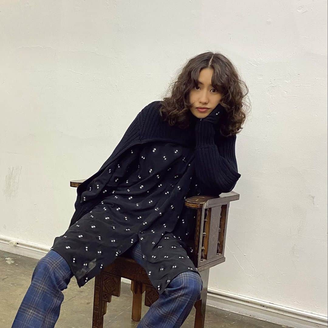 中田みのりのインスタグラム：「まっくろくろすけ🖤 @loewe #loewe #loewetotoro」