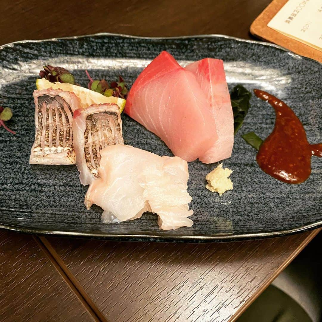 五箇公貴のインスタグラム：「過日の発酵した想い出。醤油麹で食べる刺身もせりといちごの白和えも、砂肝の酒盗漬け焼きも発酵白菜とキノコの炒めも全て最高だったなぁ。また行ける日を祈ろう。」