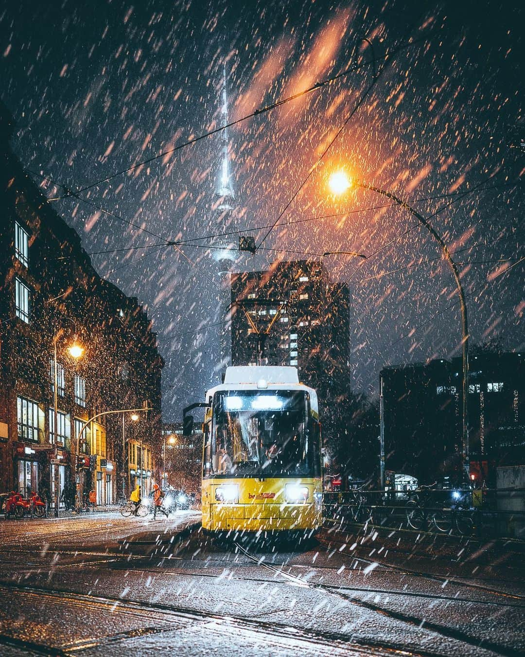 Thomas Kakarekoのインスタグラム：「5 minutes of snow in Berlin and this time I was lucky enough not to miss it.  #berlin」