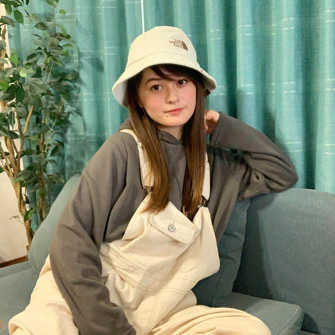 奥山夏織さんのインスタグラム写真 - (奥山夏織Instagram)「#キャンプ服 はいつもの#happymarilyn(@happymarilyn_official)で揃えました💓 ・ 裏起毛のコットンパーカーはコクーンシルエットになっているので下がフワッとなっていて、太って見えません😊オーバーオールは王道ですが、普段着としても使えそう✨ ・ #ぽっちゃり さん🐷へのおすすめポイント❣️ アウトドアコーデはとにかく着込むことが多いので、ゆったり目がおすすめ💓 ・・・ #instafashion #fashion #coordinate #instacoordinate #outfit #ootd #ファッション #コーディネート#キャンプファッション#キャンプ服  #ぽっちゃりコーデ #痩せて見えるコーデ #プレぽっちゃり#プレぽちゃ #細見えコーデ #155cmコーデ#ハッピーマリリン#マリリン#プチプラコーデ #アウトドアコーデ」1月15日 16時38分 - okuyama_kaori