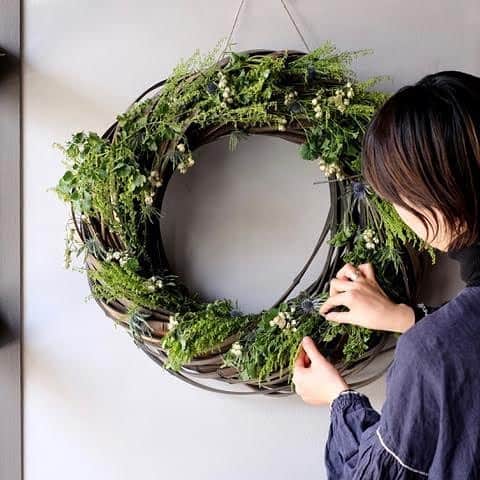 BIRDS' WORDSさんのインスタグラム写真 - (BIRDS' WORDSInstagram)「. 1月に入り気分も一新、大きなリースを飾り替えました。 不安なニュースが続く中、少しでも明るい気持ちになっていただければと賑やかな雰囲気に仕上げました。  大阪も緊急事態宣言が発令されましたが、 お客様に安心してご来店いただけますよう、 下記の感染防止対策に取り組み、営業しております。  【新型コロナウイルスの感染防止の取り組み】 ・店内の換気・除菌を行います。 ・入り口に手指アルコール消毒液を設置いたします。 ・スタッフの健康管理については十分留意しております。 ・スタッフはマスクを着用して接客をいたします。 ・混雑緩和のため、入店制限をさせていただく場合がございます。  お客様およびスタッフの健康と安全確保のため、ご協力をお願いいたします。  #birdswords #バーズワーズ#birdswordsosakastore #谷町九丁目 #谷町六丁目 #大阪雑貨屋#wreath #リース #monthlywreath_bw #yoshihifutana#二名良日 #花のある暮らし #植物のある暮らし #暮らしを楽しむ」1月15日 16時48分 - birds_words