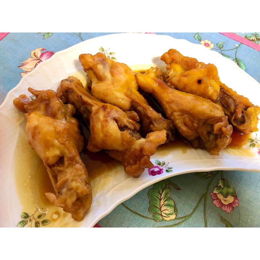 宇田川紗稚さんのインスタグラム写真 - (宇田川紗稚Instagram)「.映えないご飯🏠﻿ ﻿ 先週末は母と姉から聞いたレシピで﻿ 料理を作りました😋﻿ ﻿ スーパーに大ーきなかぶがあったので﻿ 母が教えてくれたレシピを見ながら﻿ 「かぶのそぼろあんかけ」﻿ 母の味がちゃんと再現できて、とっても嬉しかったです✨﻿ ﻿ もう一つは、姉が手書きのレシピを送ってくれた﻿ 「手羽元のさっぱり煮」🐣﻿ ﻿ 料理は好きで、何でも作るのですが﻿ 今年は今まで作ってこなかった煮物に挑戦したいと思っています！﻿ ﻿ 今週末は、あさトク！でみち子さんが教えてくれた「ユッケジャンスープ」を作ろうかなと思っています♪﻿ ﻿ #おうちご飯 #手料理 #母レシピ #かぶのそぼろあんかけ #姉レシピ #手羽元のさっぱり煮 #色みが映えない #映えないご飯 #みち子さんレシピ #ユッケジャンスープ #きっと映えるご飯 #おうち時間の楽しみ #写真がうまくなりたい」1月15日 16時49分 - sachiudagawa
