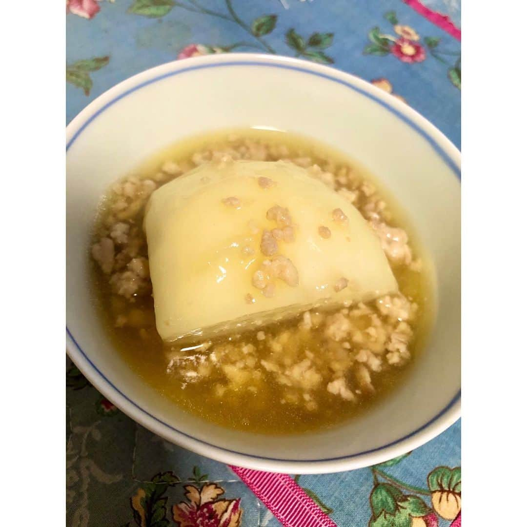 宇田川紗稚のインスタグラム：「.映えないご飯🏠﻿ ﻿ 先週末は母と姉から聞いたレシピで﻿ 料理を作りました😋﻿ ﻿ スーパーに大ーきなかぶがあったので﻿ 母が教えてくれたレシピを見ながら﻿ 「かぶのそぼろあんかけ」﻿ 母の味がちゃんと再現できて、とっても嬉しかったです✨﻿ ﻿ もう一つは、姉が手書きのレシピを送ってくれた﻿ 「手羽元のさっぱり煮」🐣﻿ ﻿ 料理は好きで、何でも作るのですが﻿ 今年は今まで作ってこなかった煮物に挑戦したいと思っています！﻿ ﻿ 今週末は、あさトク！でみち子さんが教えてくれた「ユッケジャンスープ」を作ろうかなと思っています♪﻿ ﻿ #おうちご飯 #手料理 #母レシピ #かぶのそぼろあんかけ #姉レシピ #手羽元のさっぱり煮 #色みが映えない #映えないご飯 #みち子さんレシピ #ユッケジャンスープ #きっと映えるご飯 #おうち時間の楽しみ #写真がうまくなりたい」