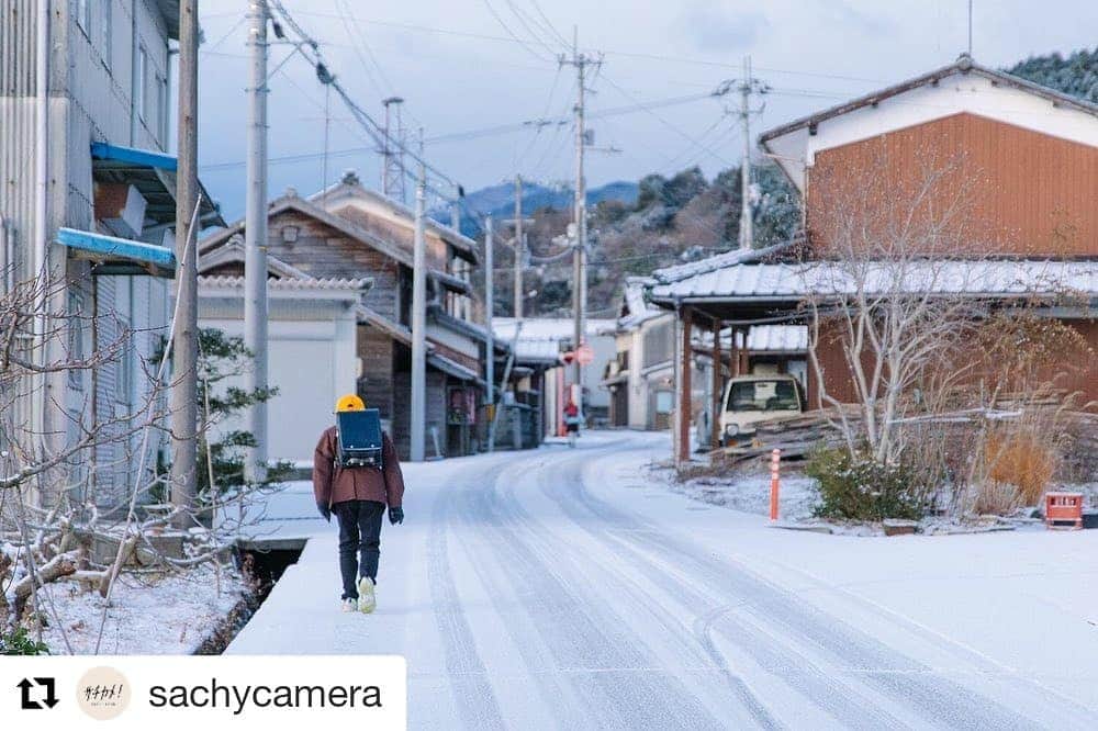 西条市さんのインスタグラム写真 - (西条市Instagram)「厳しい寒さが続いています⛄ そんな中、朝起きて登校する勇姿。気をつけて行ってらっしゃい！  #Repost @sachycamera (@get_repost) ・・・ 朝起きると雪がうっすらと積もっていた丹原町。小学生組は今日から3学期がスタート。うぅ、寒そう。﻿ ﻿ 2枚目は2学期スタートの日。季節が進みました。﻿ ﻿ ﻿ ﻿ #中島家のこと﻿ #サチカメ﻿ #丹原﻿ #西条 ﻿ ﻿ ﻿ ﻿ ﻿ ￣￣￣￣￣￣￣￣￣￣￣￣￣￣￣⠀﻿ 今日という日を、写真に。﻿ https://sachycamera.com⠀﻿ 家族写真の出張撮影「サチカメ！」⠀﻿ ﻿ 愛媛県西条市から、﻿ ご希望の場所に伺います﻿ ＿＿＿＿＿＿＿＿＿＿＿＿＿＿＿⠀﻿ ﻿ 撮影料が割引になる﻿ 無料の"サチカメンバー"を募集中♪﻿ ﻿ 詳細はプロフィールのURLから﻿ https://sachycamera.com/sachycamember/﻿ ﻿ ＿＿＿＿＿＿＿＿＿＿＿＿＿＿＿⠀#Repost @sachycamera (@get_repost) ・・・ 朝起きると雪がうっすらと積もっていた丹原町。小学生組は今日から3学期がスタート。うぅ、寒そう。﻿ ﻿ 2枚目は2学期スタートの日。季節が進みました。﻿ ﻿ ﻿ ﻿ #中島家のこと﻿ #サチカメ﻿ #丹原﻿ #西条 ﻿ ﻿ ﻿ ﻿ ﻿ ￣￣￣￣￣￣￣￣￣￣￣￣￣￣￣⠀﻿ 今日という日を、写真に。﻿ https://sachycamera.com⠀﻿ 家族写真の出張撮影「サチカメ！」⠀﻿ ﻿ 愛媛県西条市から、﻿ ご希望の場所に伺います﻿ ＿＿＿＿＿＿＿＿＿＿＿＿＿＿＿⠀﻿ ﻿ 撮影料が割引になる﻿ 無料の"サチカメンバー"を募集中♪﻿ ﻿ 詳細はプロフィールのURLから﻿ https://sachycamera.com/sachycamember/﻿ ﻿ ＿＿＿＿＿＿＿＿＿＿＿＿＿＿＿⠀」1月15日 16時42分 - lovesaijo