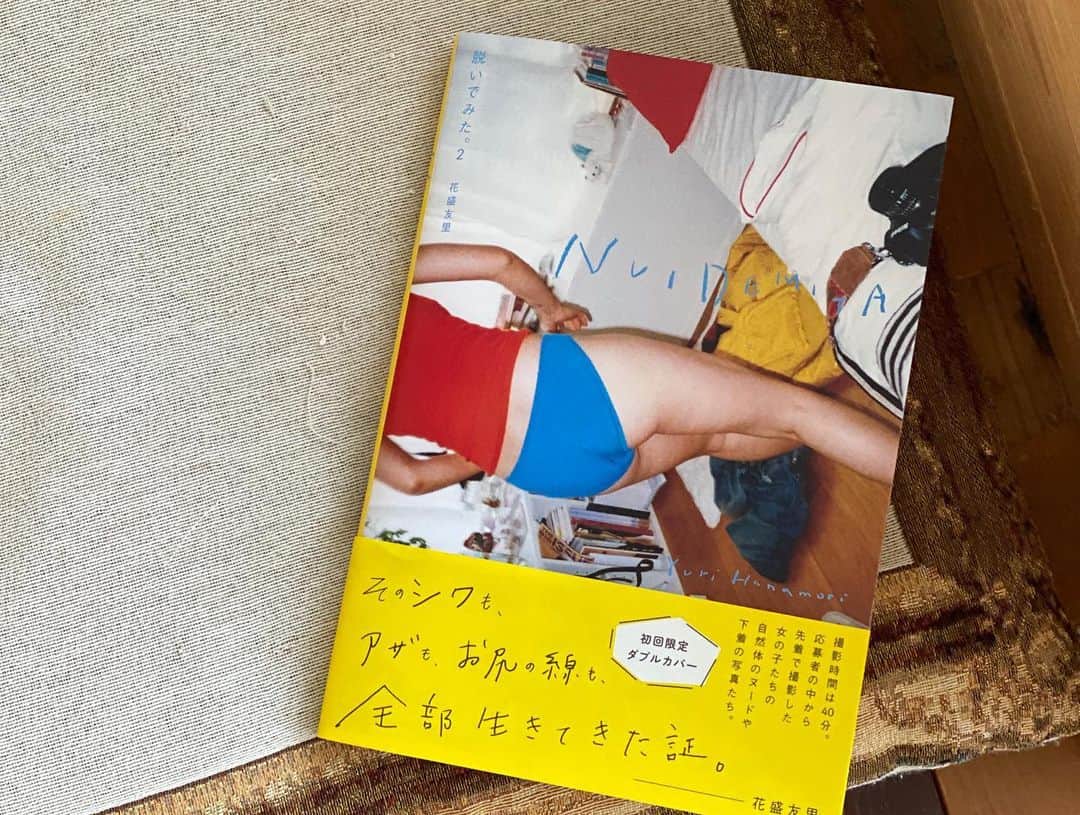神崎恵さんのインスタグラム写真 - (神崎恵Instagram)「今日も一日お疲れ様。 フォトグラファー花盛さん　@yurihanamori  の本。 「『NUIDEMITA 2』  そのシワも、アザも、お尻の線も、全部生きてきた証。」 花盛さんも、花盛さんが撮る写真もいつだって愛がいっぱい溢れてる。 Instagramの写真も、どれもこれもやさしくて、元気や癒しをもらっています😌  撮影終わり。この日は黒ニットピンクパンツの私服に合わせて　#suqqu のグレージュのアイカラーに　@threepeace2015 のピンクのリップで。 ハンサムピンクにしたかったので、アイカラーはくすみ色を選択👁‍🗨  #花盛友里　さん めちゃくちゃハッピーで透明な方  今日もそろそろご飯の支度。がんばるぞー  ニット.ピアス　#thirdmagazine  パンツ　#drawer バッグ　#jandmdavidson」1月15日 16時46分 - megumi_kanzaki