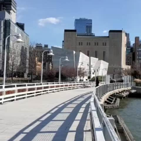 J・アレキサンダーのインスタグラム：「GoodMorning Afternoon and Evening friends and fans its friday Part #4 same day #Jaywalking into the weekend along the #hudsonriver to #jersey   Enjoy your weekend everyone 😘  Thanks for the clip @arton.gee  @1saucysantanaofficial #Walk @raifadelberg   #jaywalking #jaywalkingchallenge #missj #missjayalexander #walking #runwaywalking #catwalking #catwalkjunkie #catwalk #fashionlook #blackman #winters #winterstyle #jersey #newyork #blackjacket #hudsonriverviews  #hudsonriver #skyline #hudsonriverparkway #hudsonriverwaterfront  #hudsonriverwalk #mask」