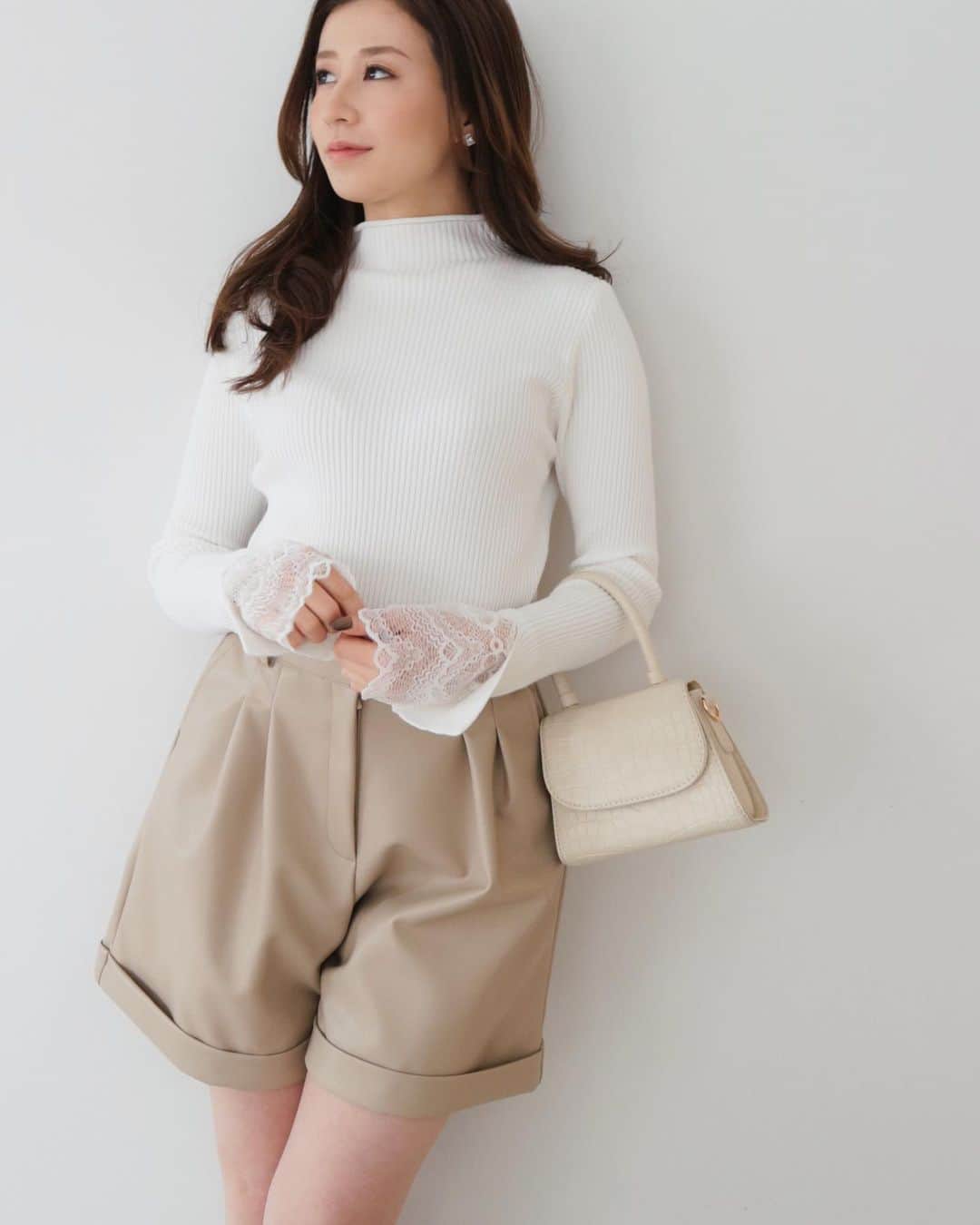 デュラスアンビエントのインスタグラム：「JANUARY NEW ARRIVAL ▫️ 𝗟𝗲𝗮𝘁𝗵𝗲𝗿 𝗵𝗮𝗹𝗳 𝗽𝗮𝗻𝘁𝘀 〈Beige,Black〉  一点投入で感度高いスタイリングが完成する、トレンドのエコレザーパンツ。 肌なじみの良い柔らかな素材を使用し、合わせやすいベージュとブラックを展開。 春らしい膝上のハーフ丈が新鮮なルックスを叶えます。 ハイウエストデザインで、太もものラインをカバーするためタックを入れてふんわりしたフォルムを保たせた、ハンサムなバミューダタイプ。 大人の女性が着こなしやすいように仕上げました。バックウエストはゴムを入れて穿き心地を快適に。 裾のロールアップデザインもアクセント。 絶妙な4分丈ならショートブーツ、ロングブーツともバランス良く、暖かくなったらサボやスニーカーで軽快に旬なコーディネートを楽しめます。  _____________________________________ www.ambient-online.com @ambientofficial @ambient_ariake @ambient_yurakucho @ambient.opa #アンビエント#ambient_official  #coordinate #styling #21SS #chic」