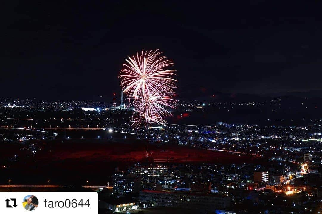 西条市さんのインスタグラム写真 - (西条市Instagram)「1月10日に上がった花火。 いつもと違う冬の夜空を彩ってくれました🎆🌝  Repost@taro0644 (@get_repost) ・・・ 冬は、空気が澄んでるから、花火が夏より綺麗でした。  ありがとう‼️  がんばる西条2021 〜冬のSKY ART〜 シークレット花火  2021/01/10 愛媛県西条市  #がんばろう日本 #疫病退散  #四国 #愛媛 #西条 #lovesaijo  #四国八十八景 #夜景 #花火 #日本の風景 #日本の絶景 #絶景  #setouchigram101 #海賊フォト  #lovers_nippon #retrip_nippon  #art_of_japan_ #bestjapanpics  #photography #photooftheday  #photo_jpn  #四国カメラ部 #東京カメラ部  #canon #canon_photos #canonphotography #canon80d #my_eos_photo  #ファインダー越しの私の世界  #カメラ好きな人と繋がりたい」1月15日 16時58分 - lovesaijo