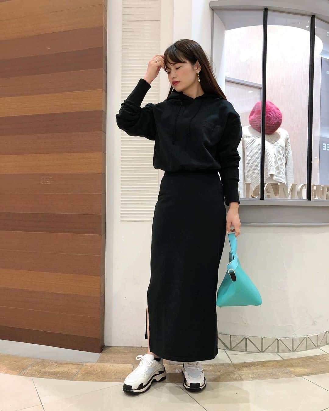 新谷美奈のインスタグラム：「.﻿ ﻿ ちょっと前にストーリーに載せてた﻿ このパーカーワンピは🤍﻿ お問い合わせもたくさん頂いてる人気者🥰﻿ ﻿ スウェットだからといって﻿ 侮る事なかれ😏﻿ スウェット素材で隙を見せつつ﻿ 女っぽさを武器にしたシルエットにドキッ。﻿ このギャップにやられちゃいますね🥰💘﻿ ﻿ Nina mew﻿ one-piece ¥26,000+tax﻿ bag ¥9,200+tax﻿ sneaker ¥28,000+tax﻿ _______________________________________﻿ 本日15日(金)は﻿ ✔︎ゆめポイント5倍！﻿ ✔︎ギャザーポイント2倍！﻿ 皆様のご来店お待ちしております☺️﻿ ﻿ @ninamew_official#Ninamew#ニーナミュウ#ゆめタウン#ゆめタウン佐賀#セレクトショップ#selectshop」
