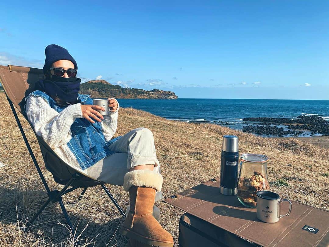 チン・ジェヨンのインスタグラム：「. 오늘. 도깨비날씨 영상 15도 🐣 . . #진재영_제주지엔느  . .」