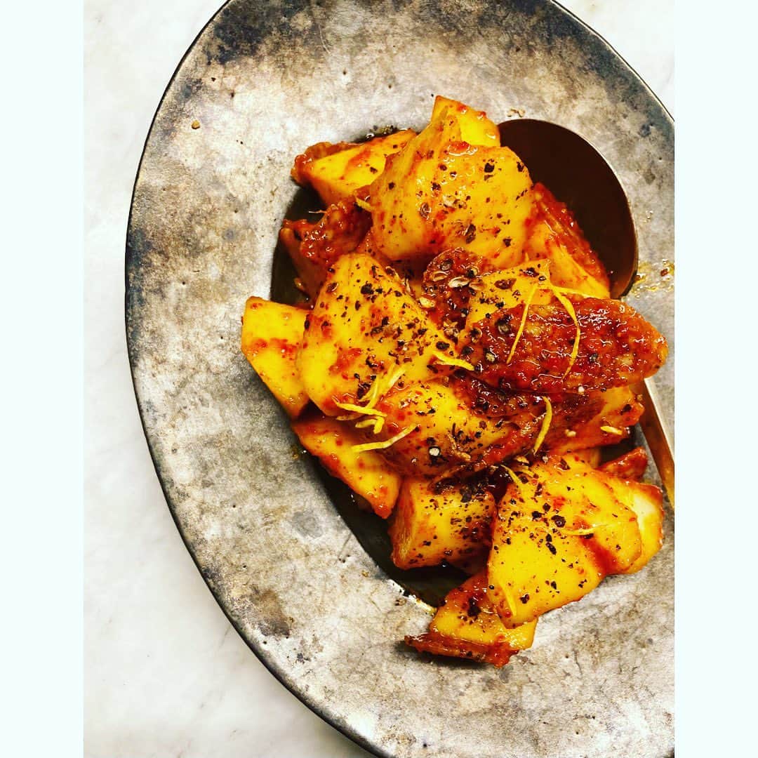 journaleatripのインスタグラム：「warm red  そにちゃんのヤンニョムは 味かどんどん゙まろやかになるきがする。 洋梨と頂いた手作りサラミと柑橘。  周りにはその人の道筋を感じるヤンニョム作りの伝達者が何人かいてその人や文化を知る方法があるのだと改めて感じる。 "食伝"だ。 食は奥深くそしてやっぱり楽しく美味しい。 有難う、そにちゃん  #赤はやはり温かくなる気がする#ペンギンも赤を欲する#ペンギンガール」