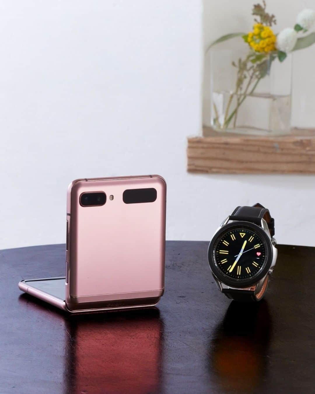 Galaxy Mobile Japanさんのインスタグラム写真 - (Galaxy Mobile JapanInstagram)「大切なあの人や自分へのプレゼントに迷っている方におすすめ🎁 機能面が充実した実用性抜群の GalaxyZ Flip 5G と Galaxy Watch3 のセットはいかがですか？ 2021年からの生活を彩ること間違いなしですよ✨ ・ ・ ・ #withGalaxy #GalaxyZFlip #galaxywatch3 #ギャラクシーウォッチ #ギャラクシー #プレゼント #🎁 #欲しいもの #自分へのご褒美 #自分への誕生日プレゼント #自分へのプレゼント #自分へのご褒美に #スマートウォッチ #スマウォ #冬のプレゼント #ヘルスケア #smartwatch #スマートフォン #スマホ #おうち時間 #おうち時間を楽しむ #おうち時間をもっと楽しく #ショッピング #Galaxyカメラ部 ・ @galaxymobilejp のプロフィールの「ショップを見る」から、おすすめの Galaxy 製品を見てみてね🙋」1月15日 17時00分 - samsungjpn
