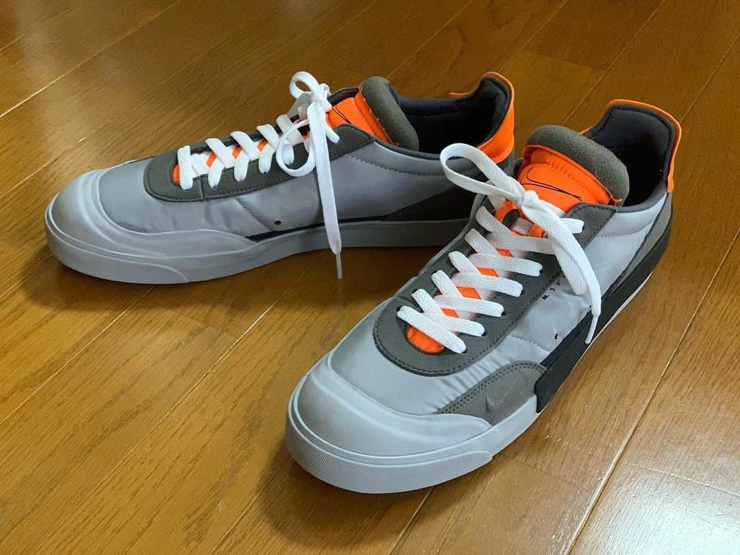 のインスタグラム：「こないだ買ったスニーカーが気に入り過ぎて調べてたらカラバリが豊富…！ デ、デロリアンカラー（勝手に名付けた）があるー！と言うわけで買ってしまった。（そして安い）  #n354 #droptype #nikedroptype」