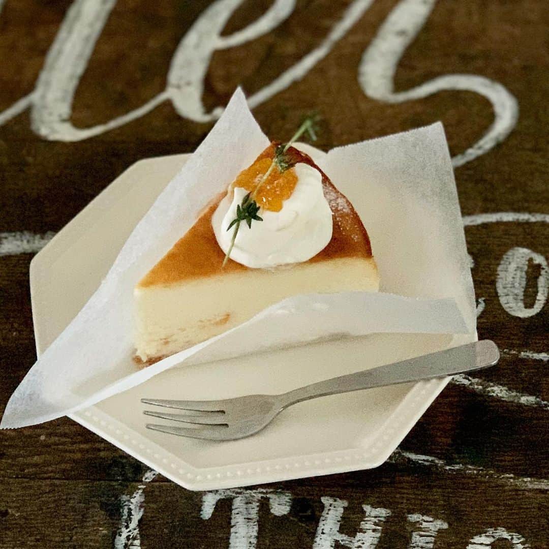 手紙社さんのインスタグラム写真 - (手紙社Instagram)「【本とコーヒー tegamisha】﻿ 本日は「ゆずとホワイチョコのチーズケーキ」が新登場！　爽やかなゆずの酸味とホワイトチョコのこっくりとした甘さが絶妙ですよ。ぜひご賞味くださいね。ご来店お待ちしています。﻿ ﻿ ◎営業時間◎﻿ 平日11:30〜18:30／土日祝日11:30〜18:00﻿ ﻿ 2021/1/15﻿ ﻿ #手紙舎#手紙社#本とコーヒー#お持ち帰り#テイクアウト#ゆずとホワイトチョコのチーズケーキ#チーズケーキ#ケーキ」1月15日 17時00分 - tegamisha