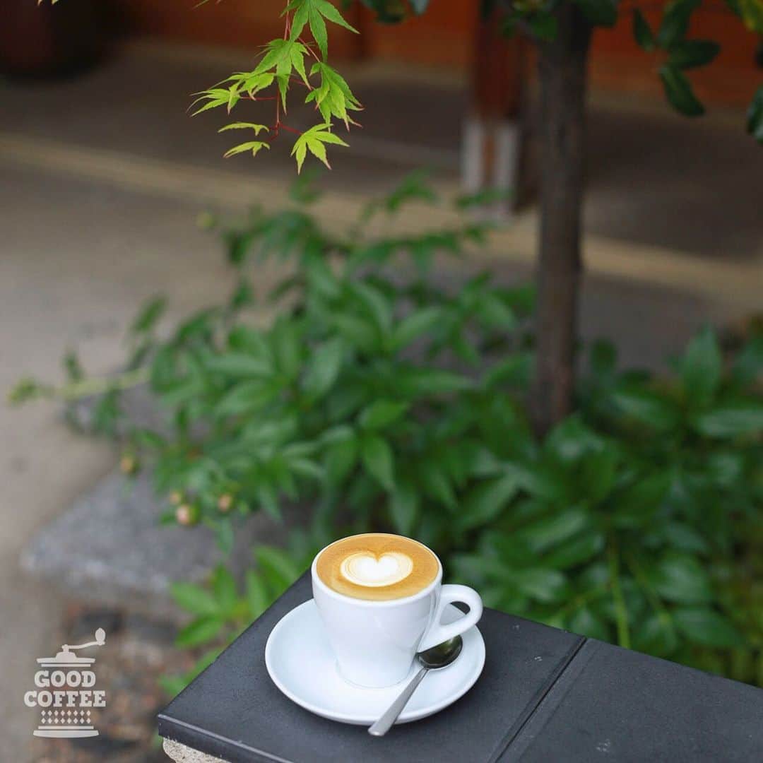 goodcoffeemeさんのインスタグラム写真 - (goodcoffeemeInstagram)「. ☕️ Good Coffee Crew Recommend Shop Info ☕️  【WEEKENDERS COFFEE TOMINOKOJI (@weekenders_coffee) ／ 京都・富小路】 GC Crew：@xl1200l_shizuka  「京都の街中、富小路の駐車場奥にひっそりと佇む当店。四季を感じられるお庭で、オーナーこだわりのスペシャリティコーヒーを楽しめます。 建仁寺両足院でコーヒーセレモニーを開催したり、オーストラリア発の保温性に優れた”STTOKE”のタンブラーなど、エコを意識した取り組みもされています。お買い物帰りやぶらり京都の際にぜひ、訪れていただきたいお店です♪」  — 📍京都市中京区富小路通六角下ル西側骨屋之町560離れ 🕘7:30～18:00 定休日：水曜日（水曜日が祝日の場合は営業） —」1月15日 17時00分 - goodcoffeeme