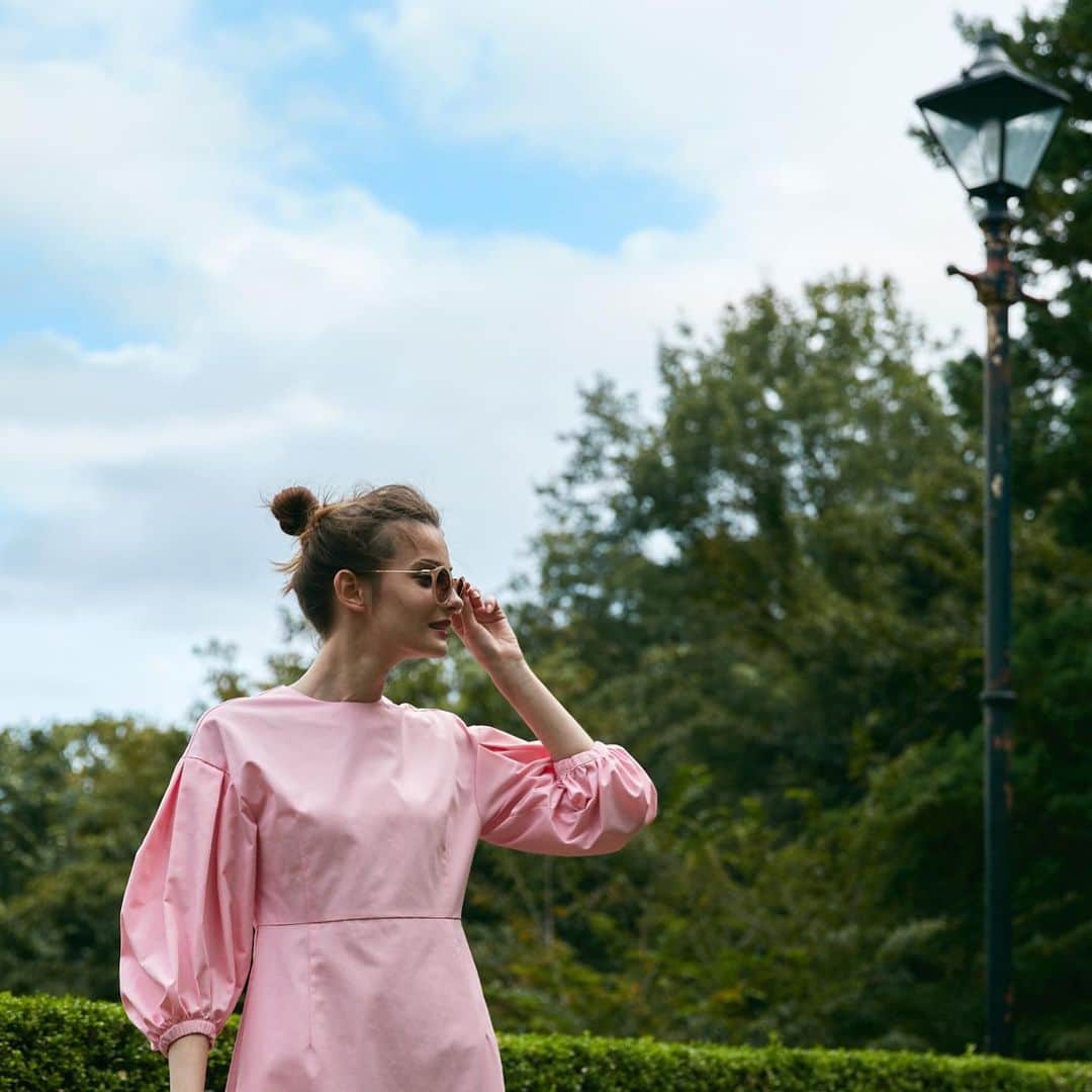 Tsuru by Mariko Oikawaのインスタグラム：「2月入荷予定♪ 2021 spring collection.  Alessandra/PINK,ORANGE ¥29,000+tax  パフスリーブとコンシャスなウエストラインがメリハリのあるシルエットへ◎ 体のラインを拾いすぎに、きちんとした印象もあり様々なシーンで活躍しそう♪  #tsuru #tsurubymarikooikawa #2021ss #onepiece」