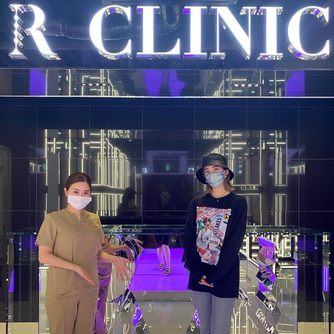 夏焼雅さんのインスタグラム写真 - (夏焼雅Instagram)「近々撮影があるのでメンテナンス🧖🏼‍♀️﻿ ﻿ @r_beauty.clinic  新しくOPENした『R Beauty CLINIC 』さんで﻿ HIFUしてきました♡ 店内がかなり﻿ 𝒈𝒐𝒓𝒈𝒆𝒐𝒖𝒔✨✨✨ 担当は富田先生▶︎ @dr.risakotomita  ﻿ お正月に美味しいものをいっぱい食べ過ぎちゃった結果… ﻿ﾎﾟﾁｬ顔になりまして。 撮影までにと思いキュッと引き締めて頂きました🐖💦 ﻿ HIFUは特にダウンタイムなどはなくて、施術後すぐに変化してるのがはっきり分かるのでありがたいです😳﻿ ちなみに、1週間後くらいがしっかりと効果を感じられるみたいなので今から仕上がりが楽しみ〜♪﻿ 小顔になってますように♡﻿ ﻿ そして"痛み"について。。。💭﻿ 頬にHIFUを当てた時、ちょっと熱さを感じる事があるのと、骨に近い部分はチクチクする感じを強く感じたかなぁ〜。🦴﻿ ﻿ もしやろうと思ってる方がいたら痛みに弱い人は強弱レベルを調整してもらえるのでかなり弱めからstartしてもらうのをお勧めしますよ〜！﻿ 私自身、痛みに弱い方だけど言うてもそんなに痛く無かったので続けられそうです✨✨✨﻿ 感染対策をしっかりしながらの施術で安心して受けれました。﻿ ありがとうございました🏥﻿ ﻿ ﻿ #RBeautyClinic #りぃ先生 #美容外科 #りぃ先生 #富田莉沙子#HIFU #美容外科 #新時代の美容 #りぃの二重術 #美容マニア #モデル #小顔先生 #銀座 #美容 #アールビューティ クリニック#生まれ変わる私の肌#ピーリング#Rのスキンケア #Rの本気の肌改造計」1月15日 17時08分 - miyaaa0825