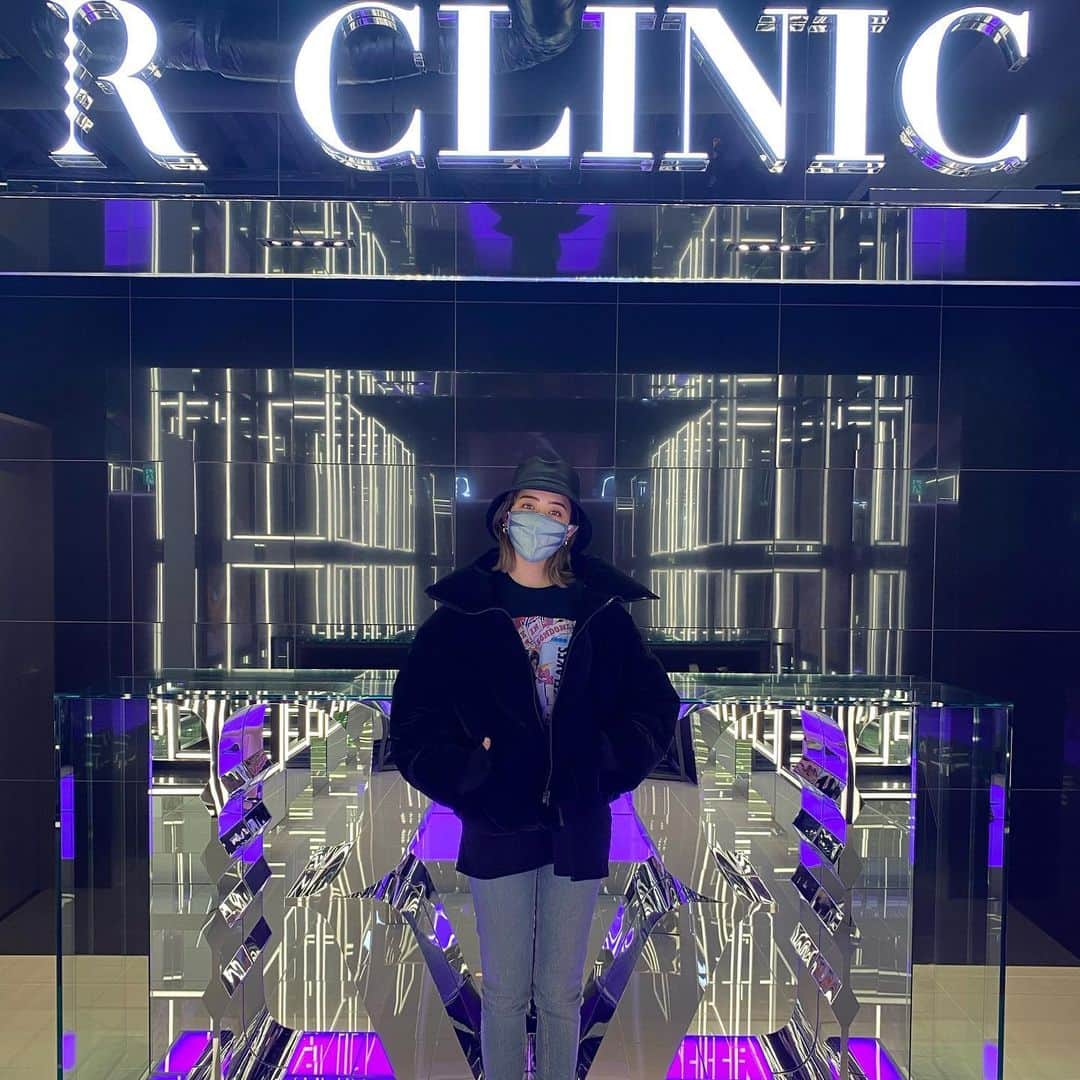 夏焼雅さんのインスタグラム写真 - (夏焼雅Instagram)「近々撮影があるのでメンテナンス🧖🏼‍♀️﻿ ﻿ @r_beauty.clinic  新しくOPENした『R Beauty CLINIC 』さんで﻿ HIFUしてきました♡ 店内がかなり﻿ 𝒈𝒐𝒓𝒈𝒆𝒐𝒖𝒔✨✨✨ 担当は富田先生▶︎ @dr.risakotomita  ﻿ お正月に美味しいものをいっぱい食べ過ぎちゃった結果… ﻿ﾎﾟﾁｬ顔になりまして。 撮影までにと思いキュッと引き締めて頂きました🐖💦 ﻿ HIFUは特にダウンタイムなどはなくて、施術後すぐに変化してるのがはっきり分かるのでありがたいです😳﻿ ちなみに、1週間後くらいがしっかりと効果を感じられるみたいなので今から仕上がりが楽しみ〜♪﻿ 小顔になってますように♡﻿ ﻿ そして"痛み"について。。。💭﻿ 頬にHIFUを当てた時、ちょっと熱さを感じる事があるのと、骨に近い部分はチクチクする感じを強く感じたかなぁ〜。🦴﻿ ﻿ もしやろうと思ってる方がいたら痛みに弱い人は強弱レベルを調整してもらえるのでかなり弱めからstartしてもらうのをお勧めしますよ〜！﻿ 私自身、痛みに弱い方だけど言うてもそんなに痛く無かったので続けられそうです✨✨✨﻿ 感染対策をしっかりしながらの施術で安心して受けれました。﻿ ありがとうございました🏥﻿ ﻿ ﻿ #RBeautyClinic #りぃ先生 #美容外科 #りぃ先生 #富田莉沙子#HIFU #美容外科 #新時代の美容 #りぃの二重術 #美容マニア #モデル #小顔先生 #銀座 #美容 #アールビューティ クリニック#生まれ変わる私の肌#ピーリング#Rのスキンケア #Rの本気の肌改造計」1月15日 17時08分 - miyaaa0825