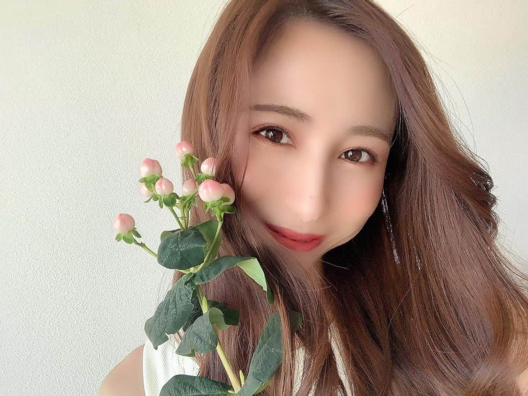 Chihiroのインスタグラム：「美人百花の動画撮影の時にしていた いちごメイク🍓  メイクはすっかり春気分！ いちごをイメージしてメイクをしてみました🍓  やっぱり結局落ち着くのはピンクメイク💄💓 高校生の頃からメイクは ピンク×ラメばっかり使ってた🐰🍓  使ったコスメも載せました！ 同じコスメを持っていらっしゃる方は是非是非いちごメイク🍓してみてください😘  パーソナルカラー的には #イエローベース春 の方が1番やりやすいと思います💓  私は2ndにイエベ春が入っています🐰🍓 周りにもイエベ春っぽいって言われることが多い😳  #美人百花flowers  #美人百花 #パーソナルカラー診断  #パーソナルカラー診断東京 #メイクレッスン #ピンクメイク #美人百花flowers2期生」