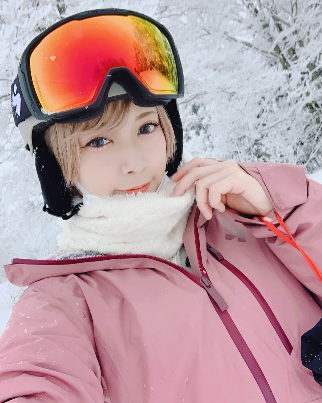 山崎はるかさんのインスタグラム写真 - (山崎はるかInstagram)「Introducing ski wear⛷ スキーのギア達を紹介します② × wear #sweetprotection  goggles #sweetprotection  × × #スイートプロテクション  #去年の写真です」1月15日 17時11分 - pyon.haruka.y