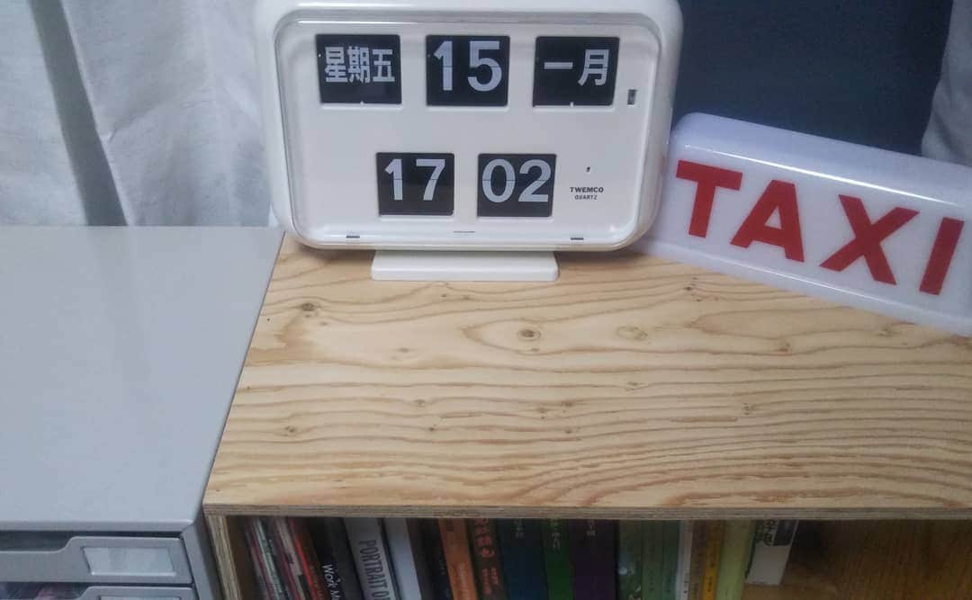 伊藤修子さんのインスタグラム写真 - (伊藤修子Instagram)「明日のはずだった木箱が今日届いてしまいました。部屋は片付きそうになったり余計に散らかったりです。昼に突然インターホンが鳴り、建物の外でポイ捨てしていないか確認されました。喫煙者ではないのですが…。」1月15日 17時12分 - itoshuko