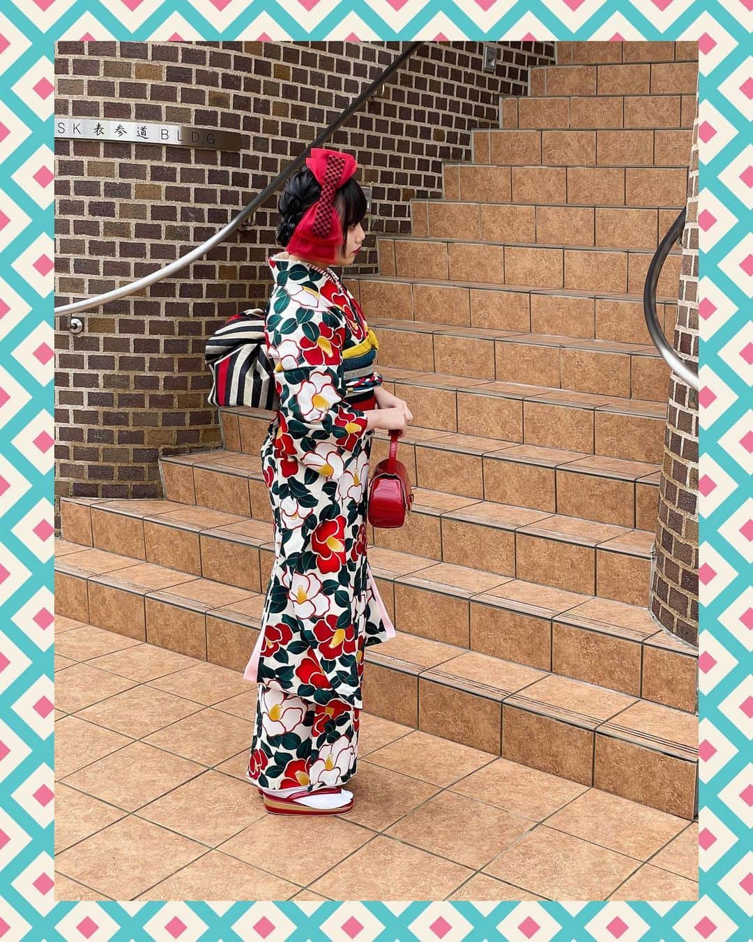長久玲奈さんのインスタグラム写真 - (長久玲奈Instagram)「成人式で着ようと思ってイベントでも着た振袖。  成人式行けるか分からないので、写真載せときマース！🥰  レトロにしてみました！🖤  もう一回着れるのだろうか〜！！  #振袖　#レトロ  #振袖ヘア  #😍  #日本」1月15日 17時24分 - kurena_0511