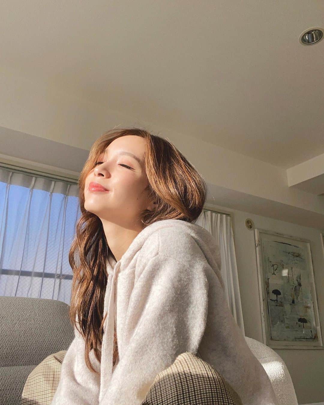 のインスタグラム：「今からスキンケア一式めちゃくちゃおすすめします(引かないでぇ)​ ㅤㅤㅤ​ エクスピュールのスキンケア知ってる人いませんか？​ ちなみに私は知らないブランドでした(失礼)​ 1番肌荒れするこの季節に一式変えるのは​ リスクが高いから極力避けたかったんだけど​ おすすめされて押しに負けて年末から使い始めました😂​ 渋々何日か使った後にお値段を見てびっくり👀​ 満足度がとても高いぃぃ！！！！！🤎​ 丑年にちなんだ🐮柄の可愛い限定BOXで、​ 私が使ったのはエイジングケアのタイプ🤎​ ㅤㅤㅤ​ まずは固形石鹸。​ ごっそり汚れが取れるような気がして​ もともと固形石鹸の洗顔は好きなんですが​ そのせいか肌が突っ張るように感じるから​ これはいいのかな？と疑問に思いながらも​ 変えられずにいた洗顔だったんだけど​ この固形石鹸は​ きめ細かい泡立ちで洗い上がりはしっとり☺️​ 突っ張る感じがゼロなの🙆‍♀️！！​ 洗顔ネットもセットに入ってて嬉し〜☝️​ 次にお風呂を出たら美容液を塗って…​ その後は化粧水を塗って顔に潤いを与えて…​ これがまた私好みのトロッとした化粧水なの😂​ 最後は美容原料！​ そもそも美容原料とは？って感じなんだけど​ 原料がそのまま薄めず入っているものらしい✍️​ これを塗るとピタッとハリが出るような肌になるの🙆​ いつも使ってるクリームと一緒に塗って​ 顔をさらにしっとりさせて蓋をして終わり🤎​  ​ 洗顔で顔が痒くなったり​ 皮膚の薄いところがヒリヒリしたりする人とか​ 保湿しないと痒いし、保湿しすぎても肌が荒れるしみたいな​ 私みたいな肌の方にはとてもおすすめ☺️笑​ ㅤㅤㅤ​ スキンケア一式入っていて​ あとシートマスクも3つ入っていて、​ 一つ一つの内容量もしっかりあるのに​ ぴったり1万円…💭安いよ、絶対安い…​ エイジングケアを選んだのは​ 去年からほうれい線と眉間のシワが​ 気になってきたからなんだけど、​ 全部使い切るまで毎日使おうと思います✨​ 渋々使い始めたとは思えぬ発言😂​ スキンケアに迷いを感じている方は​ 是非是非試してほしい🐮🤎​ ​ @expurcosmetic_official ​ #pr #エクスピュール #expur #エクスピュールコスメティック #美容原料 #敏感肌スキンケア​ ​」