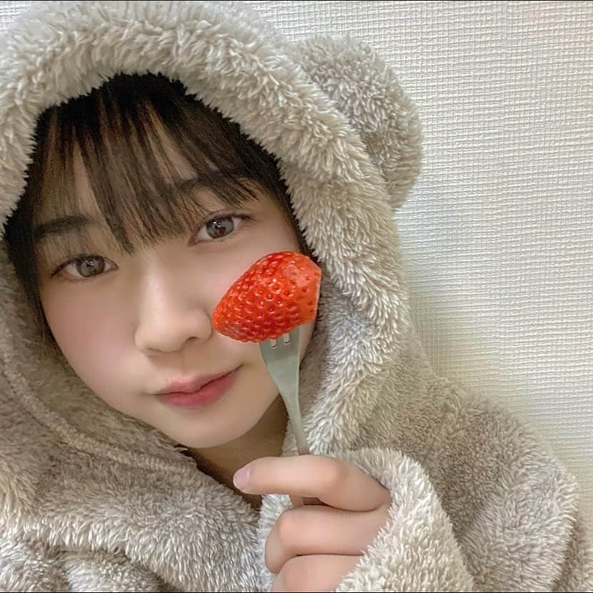 仲吉玲亜さんのインスタグラム写真 - (仲吉玲亜Instagram)「🍓🤍  いちごたべました🤤 最近沢山食べてる気がする、、🥱  このパジャマはGUのでモコモコで暖かいんです👧🏻🤍  #仲吉玲亜 #スターダスト #いちご #GU #パジャマ #実は #くまさん」1月15日 17時23分 - reianakayoshi_official