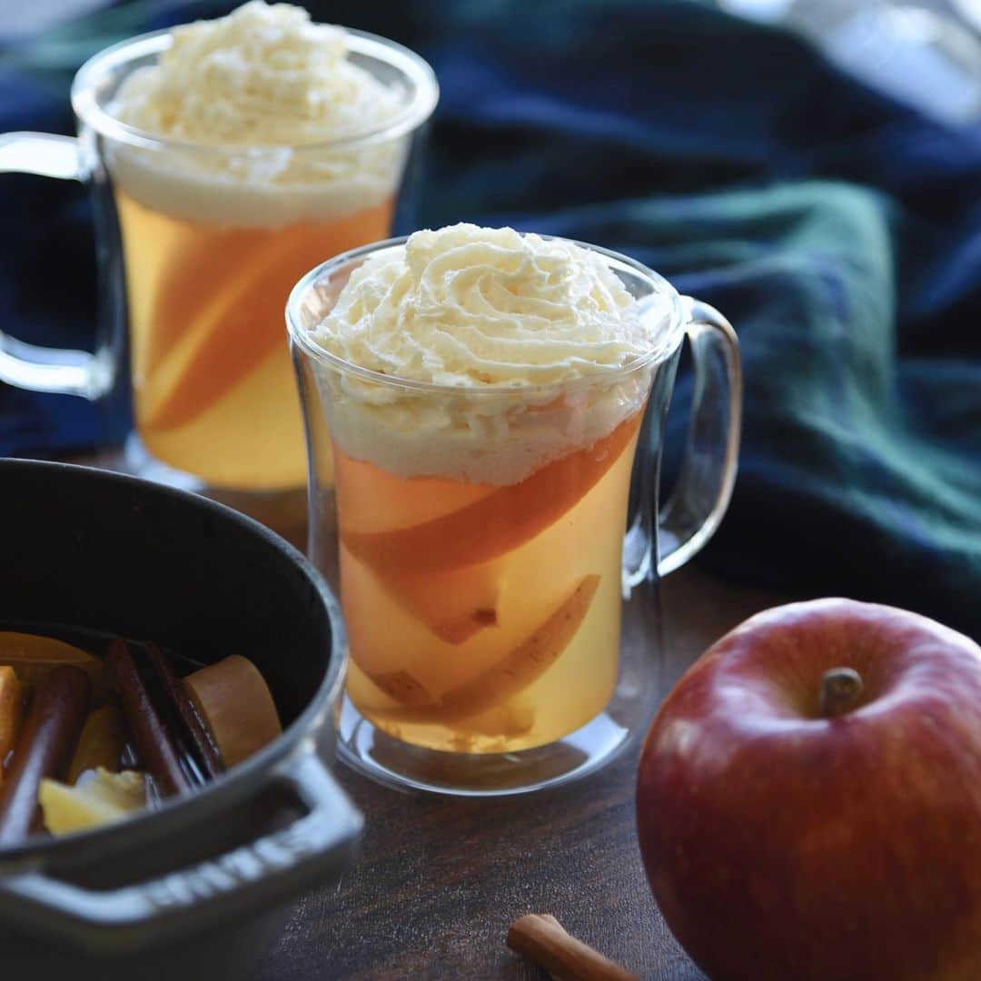 ザーネワンダー公式Instagramさんのインスタグラム写真 - (ザーネワンダー公式InstagramInstagram)「レシピあり🍎 「アップルサイダー」の作り方 * アメリカなどで定番のホットドリンク。サイダーは炭酸ではなくりんご果汁のことを指します。スパイスで体も温まりますよ。 * * 今回のレシピは、 @reiko.t.table さんに作ってもらいました！  [Reiko さんからのワンポイント] りんごジュースは100%のものを使ってください。 * オレンジはノーワックスのものでない場合は皮をむいてくださいね。 * ぜひ参考に作ってみてくださいね！ * * ∴♔∴∴♔∴ Ⓡ Ⓔ Ⓒ Ⓘ Ⓟ Ⓔ ∴♔∴∴♔∴ * 「アップルサイダー」 * 【材料】 りんごジュース（果汁100%）…1L りんご…大1/2個 オレンジ…1個 レモン果汁…大さじ1 シナモンスティック…3本 クローブ…5粒 オールスパイス…5粒 ザーネワンダー ホイップクリーム…適量 * 【作り方】 ①りんごは種を除き、皮のまま1cm厚さのくし切りにする。オレンジも皮のまま1cm厚さのくし切りにする。 * ②鍋にりんごジュースと1、レモン果汁、スパイス類を入れて火にかけ、沸騰直前までは中火で、沸騰する手前で弱火にして15〜20分ほど煮る。 * ③一度漉したアップルサイダーをカップに注ぎ、お好みで少しフルーツを入れる。ザーネワンダー ホイップクリームを絞る。 * * #ザーネワンダー #ホイップクリーム #生クリーム * #今日のごはん #手作りごはん #簡単レシピ #おかず #レシピ #食卓 #節約 #献立 #家庭料理 #節約生活 #自炊 #ランチ #家ごはん #時短レシピ #簡単レシピ #おいしい #料理 #美味しい #おうちごはん #手作り料理 #手料理 #料理好きな人と繋がりたい #スイーツ好きな人と繋がりたい。」1月15日 17時32分 - sahnewunder_jp