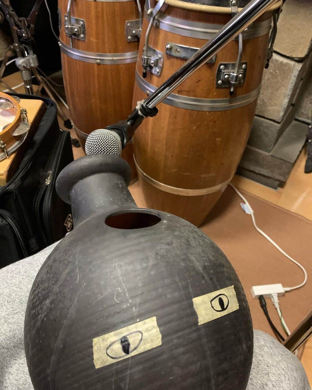 松井泉のインスタグラム：「久しぶりにウドゥ（この楽器の名前）引っ張り出してリモート録音しております！」