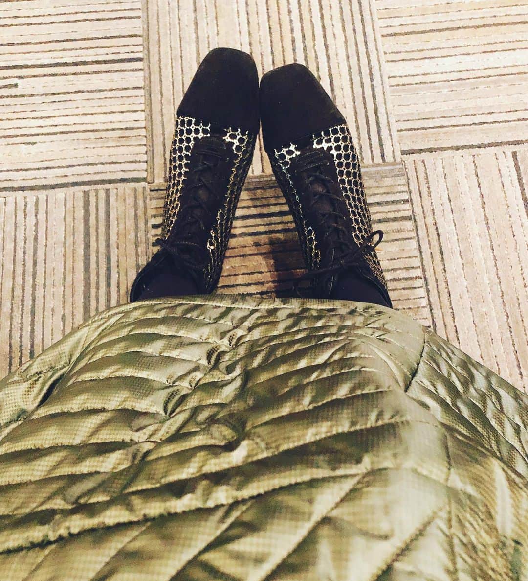 阿部洋子さんのインスタグラム写真 - (阿部洋子Instagram)「👟👞👢👡👠 #今日の靴  久々にゴールドラメのショートブーツ🎶 自分の足の形みたいにフィットするー！  #shoes #shoestagram #shoeslover #shoesoftheday #shoesaddict #sotd #ootd   スカートはおろしたて♡ はじめて買ったとこの 先日美容院で髪切ってもらってるときに、 雑誌見て思わずポチッた😝 このパターン、多いなー笑  キルティングであったか👏👏 ウェストがキュッと細めの Aライン👗 お気に入りに(•'-'•)」1月15日 17時30分 - hirocoring