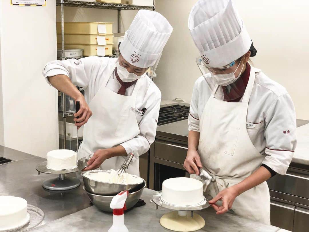 福岡キャリナリー製菓調理専門学校 さんのインスタグラム写真 - (福岡キャリナリー製菓調理専門学校 Instagram)「製菓実習🎂 フラワーの先生からフラワーアレンジを学び、オリジナルウェディングケーキを作りました✨」1月15日 17時34分 - fculinary