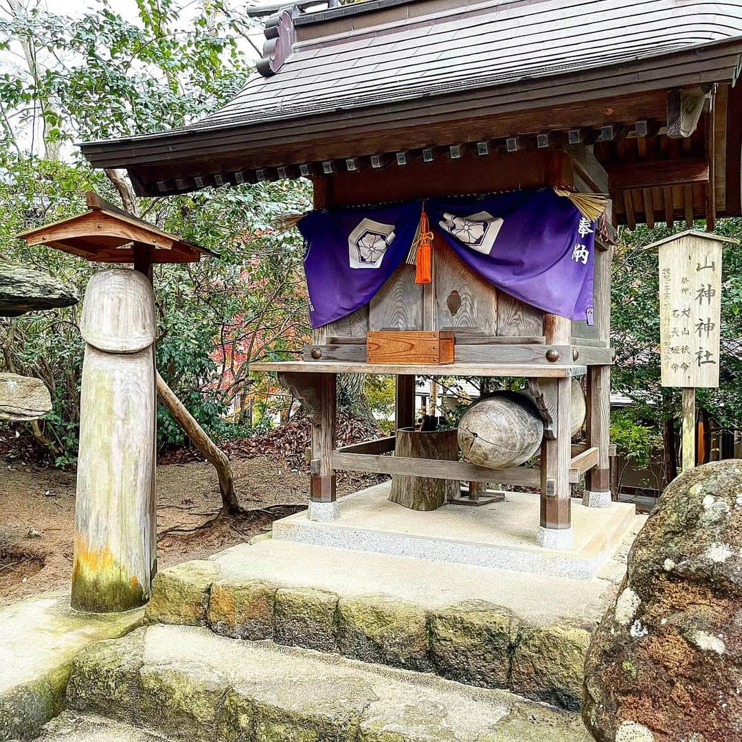 あっくんさんのインスタグラム写真 - (あっくんInstagram)「#島根県 #松江市 にある #八重垣神社 に来ました。 ここは夫婦円満 日本の三貴神である #素戔嗚尊 と奥さんである  #稲田姫命 が主祭神で夫婦円満と良縁結びにご利益がある神社です。 色々なスポットがあってここもとても魅力的な神社でした。 歴史から学ぶ事ってやはり多いですね。 とても感慨深いですね。 はい。勉強になります。 ありがとうございます。」1月15日 17時38分 - akkun_shibuya