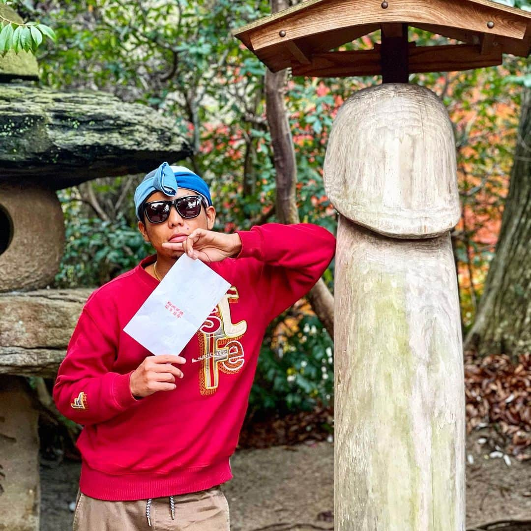 あっくんのインスタグラム：「#島根県 #松江市 にある #八重垣神社 に来ました。 ここは夫婦円満 日本の三貴神である #素戔嗚尊 と奥さんである  #稲田姫命 が主祭神で夫婦円満と良縁結びにご利益がある神社です。 色々なスポットがあってここもとても魅力的な神社でした。 歴史から学ぶ事ってやはり多いですね。 とても感慨深いですね。 はい。勉強になります。 ありがとうございます。」