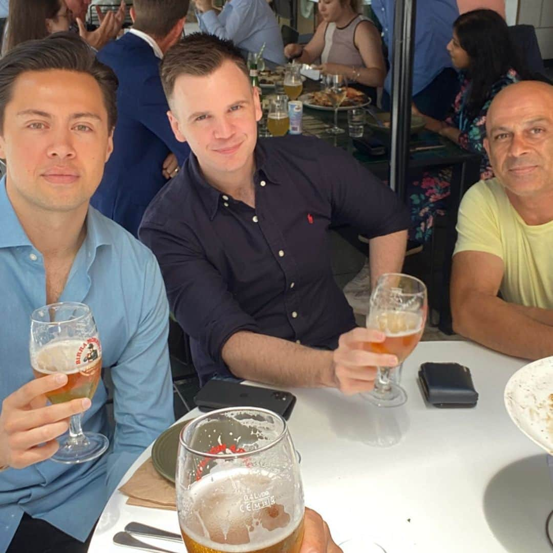 マーク・ハントのインスタグラム：「Couple beers 🍺 with these fine looking gents 🤙🤙🤙🤙🤙」