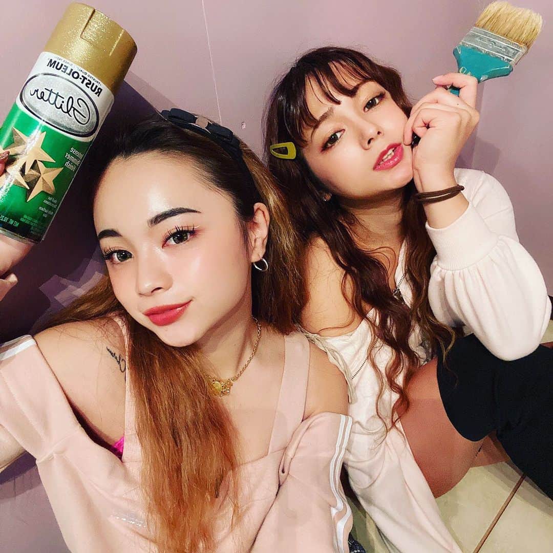 Arimeのインスタグラム：「BAR！ openまじか！ 内装🏰頑張りましたん💕 おたのしみ(*'▽'*)  openから一緒にyuinaとお店にいるよん👯‍♀️ 可愛いでしょ🙀😏💕  #沖縄#読谷村#沖縄barber #ケンハッチー #arime」