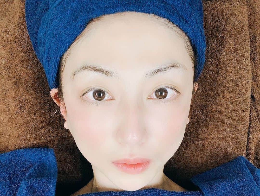 中川愛海さんのインスタグラム写真 - (中川愛海Instagram)「トリムビューティー沖縄では女性はもちろん男性も施術していただけます！ 男性は脱毛も人気のようです！ 私ハイドロヴィーナスとカスマラパックに感動！ サロンも綺麗で素敵でした！ ストレッチなどもできる空間もあるので気になる方はぜひチェックしてみてください！ 地元の方はもちろん！旅先の疲れも癒してくれますよ！ (※撮影は昨年のものを使用して、時差投稿です。) @ami_nakagawa_  @ami_nakagawa_amyuran  #中川愛海  #カスマラパック #カスマラピンク #トリムビューティー #trimbeauty #沖縄サロン #沖縄真嘉比 #沖縄エステ #脱毛 #男性脱毛 #パーソナルトレーニング #ストレッチ #エステサロン #真嘉比サロン」1月15日 17時50分 - ami_nakagawa_