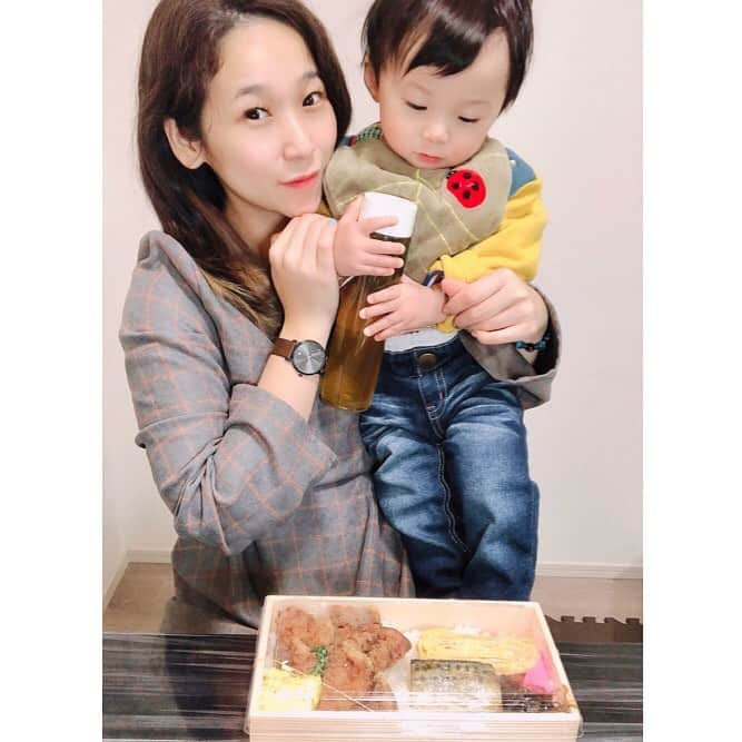 世手子さんのインスタグラム写真 - (世手子Instagram)「Lunch box after a long absence🍱(^_-) It was a popular shop for women🌟 I went out with a new watch⌚️ @umaprokitchen  #umaprokitchen #千代田区お弁当 食べたよ( ´∀｀) お茶の #umacha ボトルもオシャレで女性に人気のお店だった(*≧∀≦*) 新年特別企画としてオンラインオーダーサイトでご注文頂いたお客様にお弁当全品を1/5-1/15まで半額で提供だって！すごいね！ またキャンペーンやるかもだから要チェックだね(*^▽^*) 結構ボリュームのあるしっかりとしたお弁当で癒されるよ(*'ω'*) 久々にがっつりランチしました（≧∇≦） おちゃも渋くてよい(*´∀`)♪ @nomonday_jp  #nomonday #ノーマンデー の新しい #腕時計 つけて行ってきたよ(о´∀`о) 寿司太郎はボトルに夢中でしたw 時計のお得なクーポンも発行してもらったよ(^_^*) 『rojidag117』 使用で本日より1年間10%オフ #時計#手元倶楽部 #神保町お弁当 #umai #神田お弁当 #UMACHA #テイクアウト神田 #pr #トリドリベース」1月15日 17時51分 - rojide