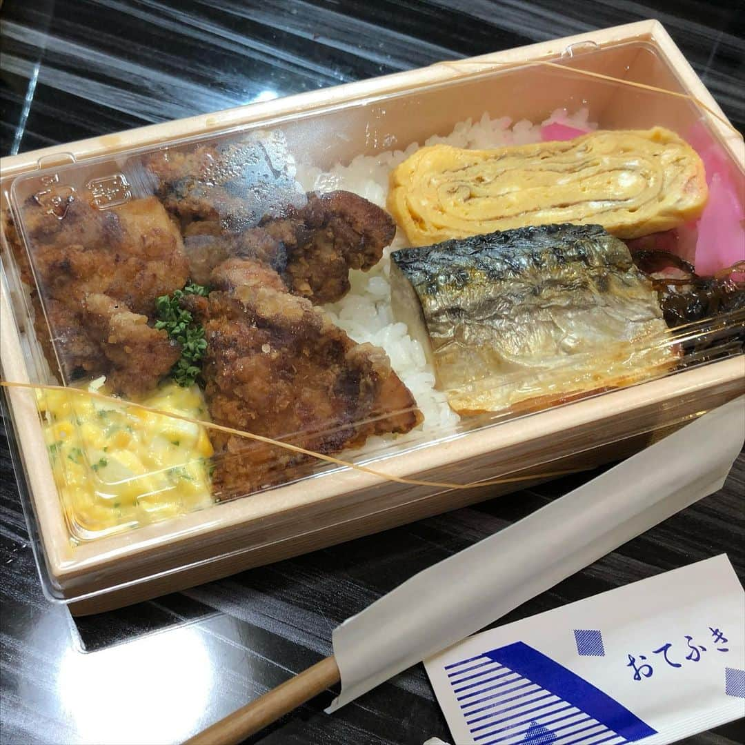 世手子さんのインスタグラム写真 - (世手子Instagram)「Lunch box after a long absence🍱(^_-) It was a popular shop for women🌟 I went out with a new watch⌚️ @umaprokitchen  #umaprokitchen #千代田区お弁当 食べたよ( ´∀｀) お茶の #umacha ボトルもオシャレで女性に人気のお店だった(*≧∀≦*) 新年特別企画としてオンラインオーダーサイトでご注文頂いたお客様にお弁当全品を1/5-1/15まで半額で提供だって！すごいね！ またキャンペーンやるかもだから要チェックだね(*^▽^*) 結構ボリュームのあるしっかりとしたお弁当で癒されるよ(*'ω'*) 久々にがっつりランチしました（≧∇≦） おちゃも渋くてよい(*´∀`)♪ @nomonday_jp  #nomonday #ノーマンデー の新しい #腕時計 つけて行ってきたよ(о´∀`о) 寿司太郎はボトルに夢中でしたw 時計のお得なクーポンも発行してもらったよ(^_^*) 『rojidag117』 使用で本日より1年間10%オフ #時計#手元倶楽部 #神保町お弁当 #umai #神田お弁当 #UMACHA #テイクアウト神田 #pr #トリドリベース」1月15日 17時51分 - rojide