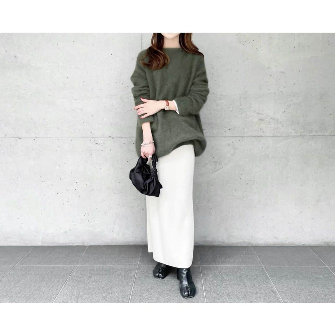 kumiのインスタグラム：「today's. ゆるっとぴたっとレディなスタイル☺︎☺︎  セールで購入したニットスカート。 シンプルで可愛くて、春先まで着回せそう🕊＊  knit #ronherman 一昨年の knit skirt #unitedarrows saleで boots #maisonmargiela  bag #therow」