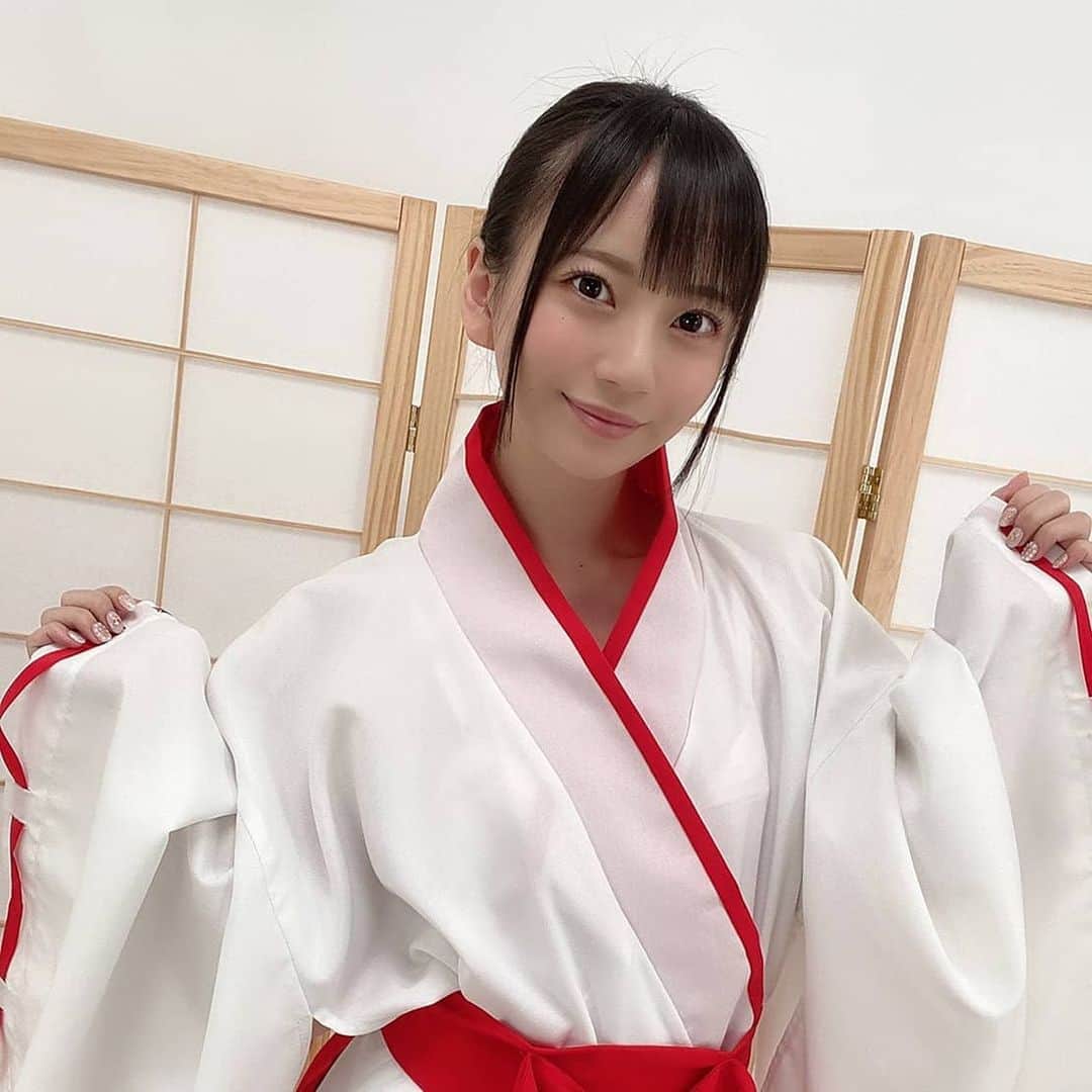 のインスタグラム：「#七沢みあ #七沢美亚 #MiaNanasawa #나나사와미아 #NanasawaMia @mia.nanasawa  #cute #kawaii #かわいい #巫女コス #巫女 #巫女さん  #coser #cosplay #コスプレ #JAPAN #Japanese #japaneselady #japanesegirl #japanesewoman #asiangirls   #カプセルエージェンシー 公式ファンクラブ 【 #カプセルファンクラブ 会員限定】 🎁特典予告🎁 Fans'にて、 1/15,18,20,22 17:00 『七沢みあ 秘蔵オフショット1月ver』をお届け💋  第一回目は「巫女姿!!」  Fans'では別バージョンを公開中☆ https://www.fansnet.jp/capsuleagency/  今年も 七沢みあ をどうぞよろしくお願いいたします！」