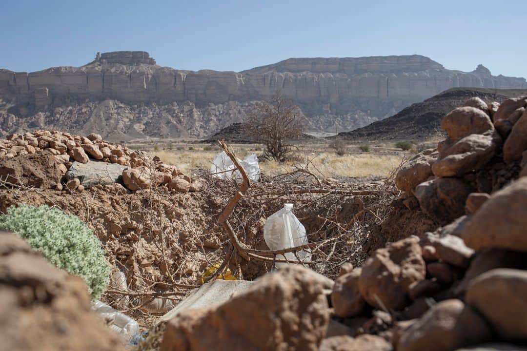 ルモンドさんのインスタグラム写真 - (ルモンドInstagram)「En périphérie de Chabwa, dans le Sud désertique du Yémen, des lambeaux de plastique s’accrochent à des tombes sommaires, huit tas de pierres hérissés de branches épineuses. Ce cimetière, Ahmad Dabissi l’a fait creuser pour ses « clients » malchanceux, en contrebas d’un immense plateau de roche calcaire, à l’écart de la grande route qui file au loin, vers le port d’Aden.⁣ A 29 ans, M. Dabissi est un passeur important. Chaque année, il fait embarquer des milliers de migrants, venus de la Corne de l’Afrique, au port somalien de Bossasso. Ils passent d’un continent à l’autre, à travers le golfe d’Aden, et tentent de traverser le Yémen en guerre pour atteindre l’Eden : l’Arabie saoudite voisine.⁣ D’après un décompte partiel de l’Organisation internationale pour les migrations (OIM), 139 000 personnes avaient emprunté cette route en 2019. Près de 90 % viennent d’Ethiopie, un Etat soumis à de multiples conflits régionaux. Mais, en 2020, ce flux s’est presque tari : le nombre de voyageurs est tombé à 37 000. Frontières et points de contrôle ont été bouclés à cause de la pandémie de Covid-19. Les diverses autorités du Yémen, en proie à une guerre civile depuis 2015, accusent les migrants de colporter la maladie. Cela fait d’eux des suspects et des cibles.⁣ -⁣ 1 : Zahra Ahmed, une éthiopienne de 23 ans, dans une pièce qu’elle loue à un passeur dans un bâtiment qui abrite des migrants à Ataq⁣ 2 : Un passeur dans le petit cimetière de pierres créé pour les migrants tués, près d’Ataq, le 16 novembre 2020⁣ 3 : Des migrants africains sur la route entre la côte sud du Yémen et la ville d’Ataq, le 13 novembre 2020⁣ 4 : Exilés éthiopiens à Ataq, le 16 novembre 2020⁣ 5 : Tombes de migrants près de la ville de Chabwa, dans le sud du Yémen⁣ 6 : Mulugeta Alfera, migrant éthiopien, près d’Ataq⁣ 7 : Musttawanta est le « quartier des migrants »  à Ataq⁣ 8 : Trhass Gberbereges, 18 ans, et son frère Darghal, 26 ans, dans une pièce qu’ils louent avec d’autres migrants à un passeur, près d’Ataq⁣ -⁣ Photos : Sam Tarling (@sam7tarling) / Sana'a Centre⁣ -⁣ #migrants #Yemen #Ethiopie」1月15日 17時48分 - lemondefr