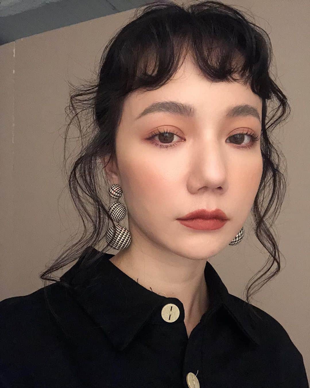 謝琦琦（Kiki）のインスタグラム：「年前是大家進場大保養的時間 不知為何這陣子髮廊美甲醫美都超熱門 雖然我是去年底就先到 @1000vskin 打了皮秒 每次剛打完的慘況看起來都好令人擔心 但沒幾天皮膚就開始亮起來了✨ 下次還想把臉上血管都解決掉😎」
