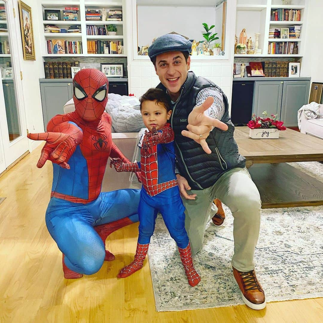 デヴィッド・ヘンリーのインスタグラム：「So you guys I just had Spider-Man @cdaspiderman surprise visit my Godson who is literally his biggest fan ever!!!! I am cutting a home video together and will post on my Facebook next week haha y’all will love it.」