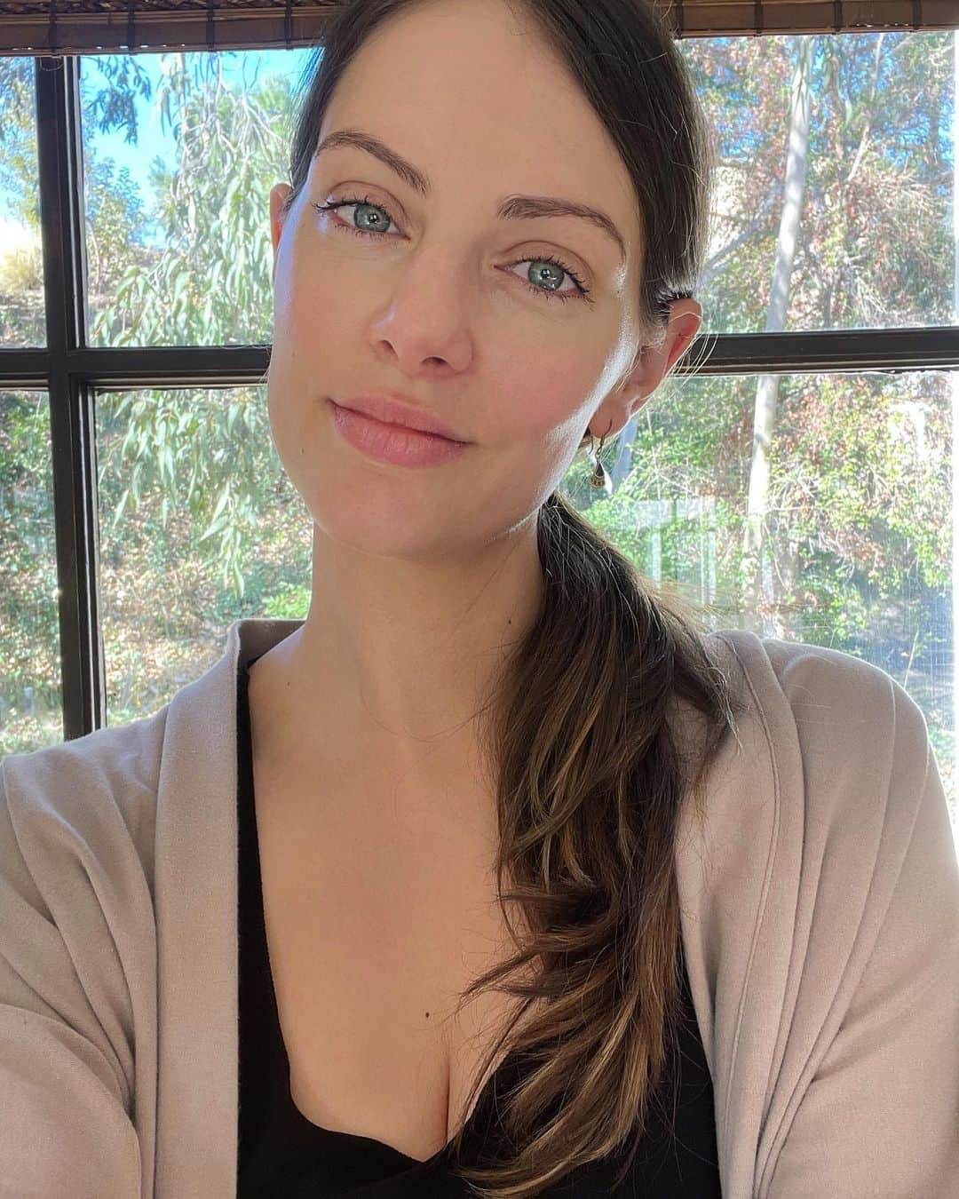 ジュリア・ボスのインスタグラム：「Nap time is for cleaning up last nights dishes, playing with the pups and the occasional selfie. Happy Friday everyone! . . #momlife #momlifeisthebestlife #naptime #napsarelife #fridayvibes #friyay #freetime😊」