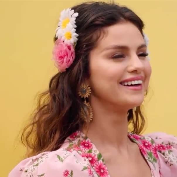 Always With Selenaのインスタグラム：「Selena Gomez behind the scenes of her new music video: De Una Vez🌺」