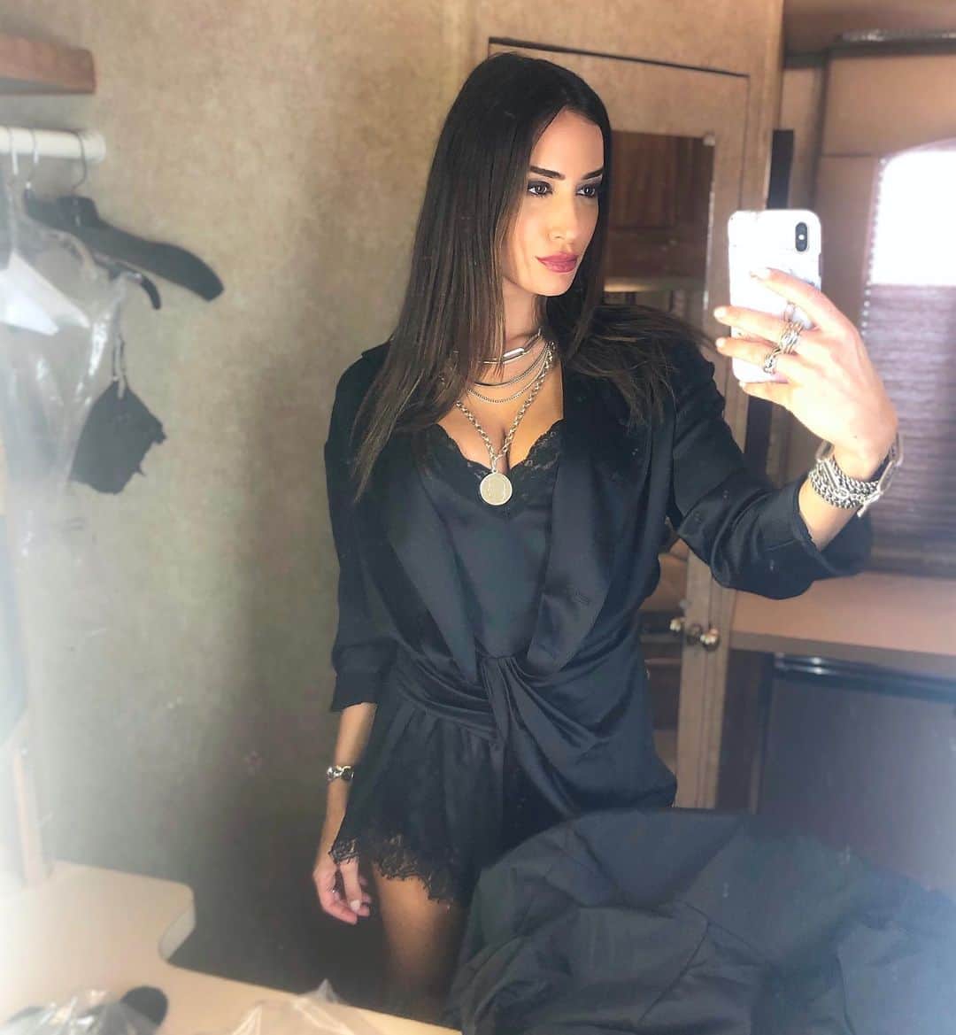 ドナ・フェルドマンのインスタグラム：「Catch me guest starring as Kendra on @ncisla this Sunday 1/17 at 8pm PST on #cbs It was fun to play a slightly gothic style lady for a change and probably the nicest cast and crew I’ve had the pleasure of playing alongside, so grateful for that! #ncisla #actress 🎬」