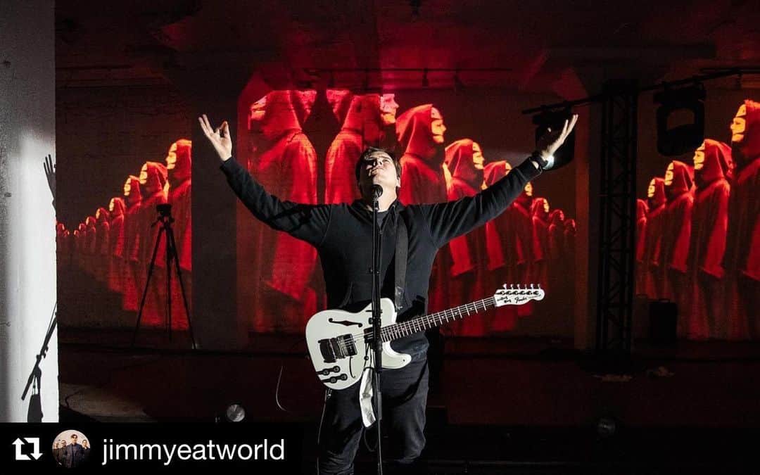 ジム・アドキンスのインスタグラム：「Premier of our Surviving PHX sesh concert film series today. Link in bio.」
